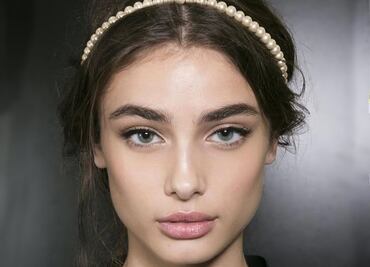 Alerta tendencia: Las diademas con perlas son el accesorio más girly del otoño