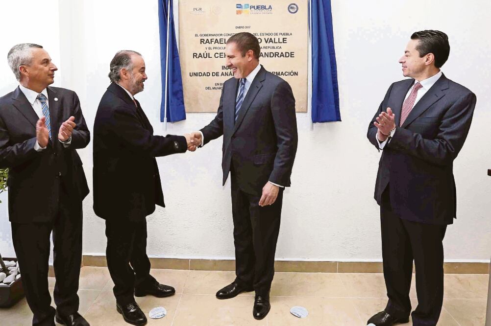 El titular de la PGR, Raúl Cervantes, y el gobernador Rafael Moreno Valle, durante la inauguración de la Unidad de Análisis de Información en Puebla. (ESPECIAL)