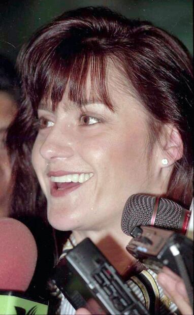 Al interactuar con los medios de comunicación, al igual que en sus actuaciones, Nadia se distinguió en cada momento por su "tímida sonrisa", según la cobertura de la época. Hemeroteca EL UNIVERSAL.