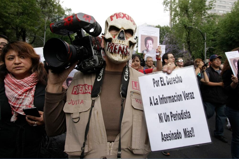 Unas 100 personas, la mayoría periodistas, participaron en una movilización en la Ciudad de México para exigir justicia por el asesinato de Mirolslava Breach y dos comunicadores más -Ricardo Monlui y Cecilio Pineda- asesinados en un mes en el país.