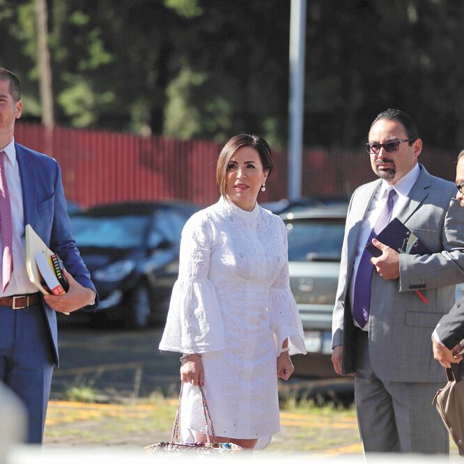 Rosario Robles, exsecretaria de Estado, acompañada de sus abogados, previo a su primera audiencia el pasado jueves 8 de agosto. La exfuncionaria, recluida en el penal de Santa Martha Acatitla, recibió ayer la visita de sus hermanos. IVÁN STEPHENS