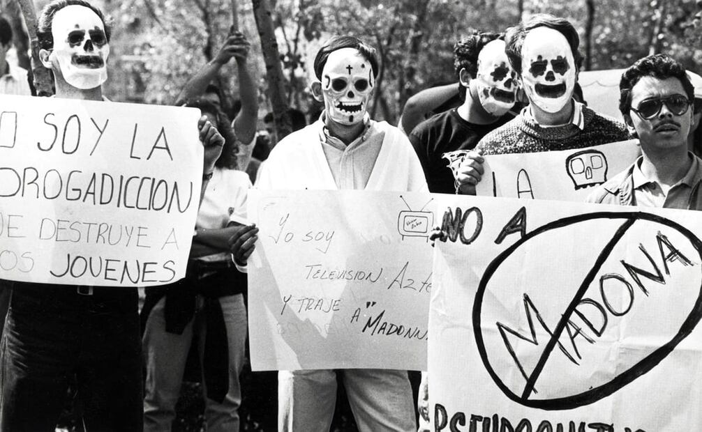 Carteles como “Yo soy Televisión Azteca y traje a Madonna” y “Yo soy la drogadicción que destruye a los jóvenes” vistieron la protesta contra la presentación de la “chica material”. Foto: Miguel Espinoza/Archivo EL UNIVERSAL.