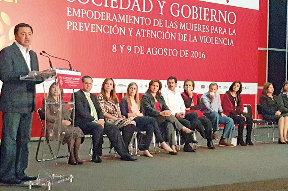 En su participación en el foro Sociedad y Gobierno: Empoderamiento de las Mujeres, Miguel Ángel Osorio pidió a hombres y mujeres trabajar con igualdad (JOSÉ TORRES. EL UNIVERSAL)