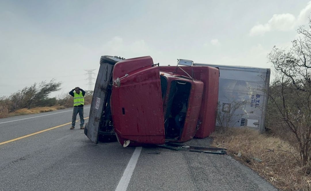 Se registra volcadura de tráiler sobre la extensión de la autopista 185 D, en la jurisdicción de la comunidad zapoteca de La Ventosa, Oaxaca (31/01/26). Foto: Especial