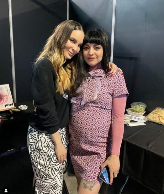 Belinda se disfraza y hace enojar a integrante de Kinky en el Tecate Pa’l Norte