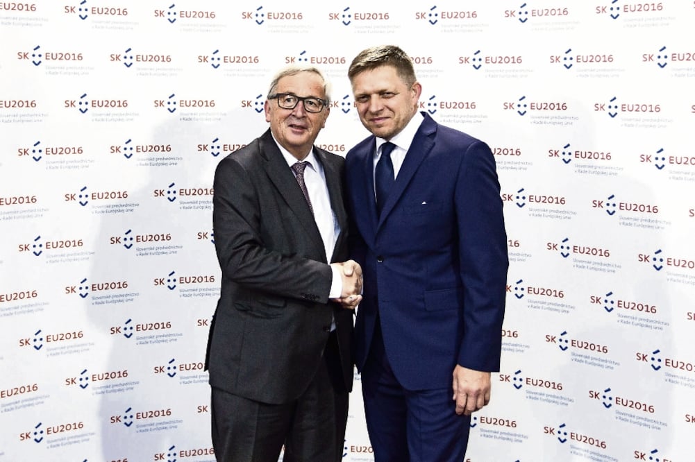 El presidente de la Comisión Europea, Jean-Claude Juncker (izq.), ayer con Robert Fico (der.), primer ministro eslovaco, en el castillo de Bratislava (JAKUB GAVLAK. EFE)
