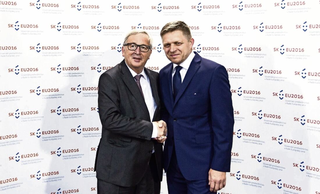 El presidente de la Comisión Europea, Jean-Claude Juncker (izq.), ayer con Robert Fico (der.), primer ministro eslovaco, en el castillo de Bratislava (JAKUB GAVLAK. EFE)