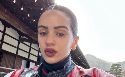 Rosalía conquista las redes con minivestido rosa y botas blancas