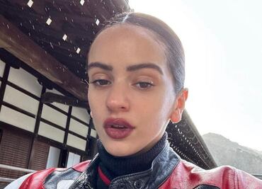 Rosalía conquista las redes con minivestido rosa y botas blancas