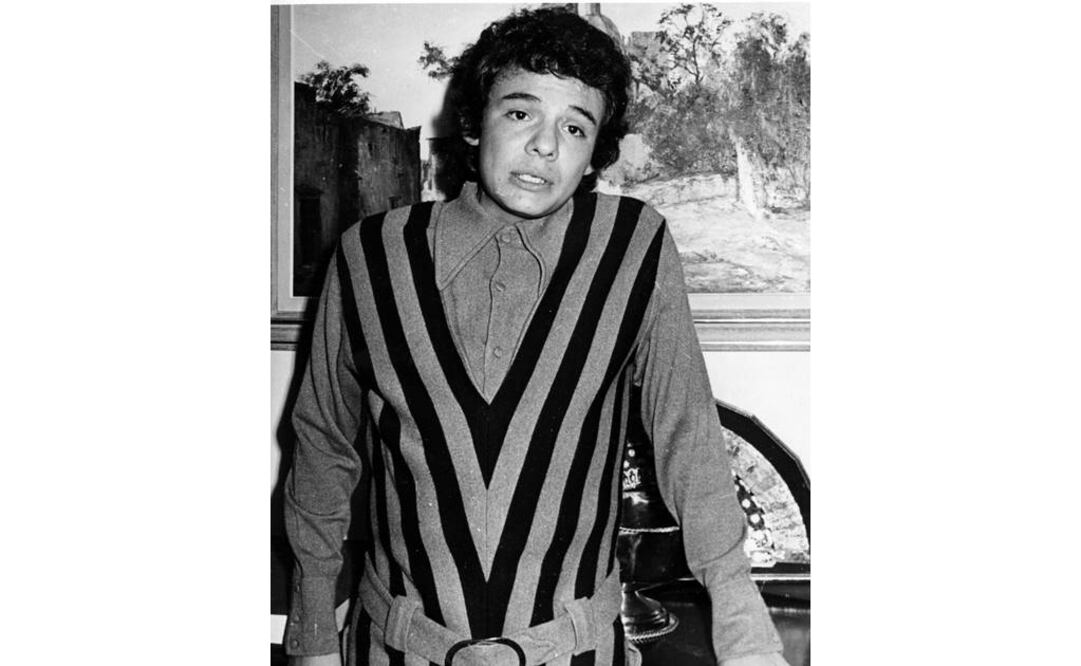 José José nació el 17 de febrero de 1948 en la Ciudad de México. Inició en la escena musical al formar parte de un trío acompañado por su primo y un amigo, para posteriormente seguir cantando en solitario en varios cafés.