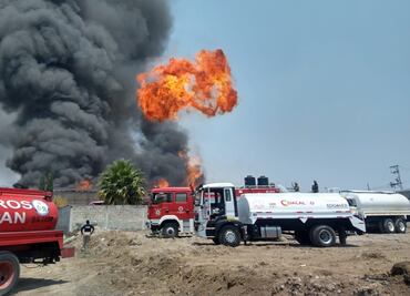 Se incendia fábrica de productos químicos en Coyotepec; seis casas resultaron afectadas