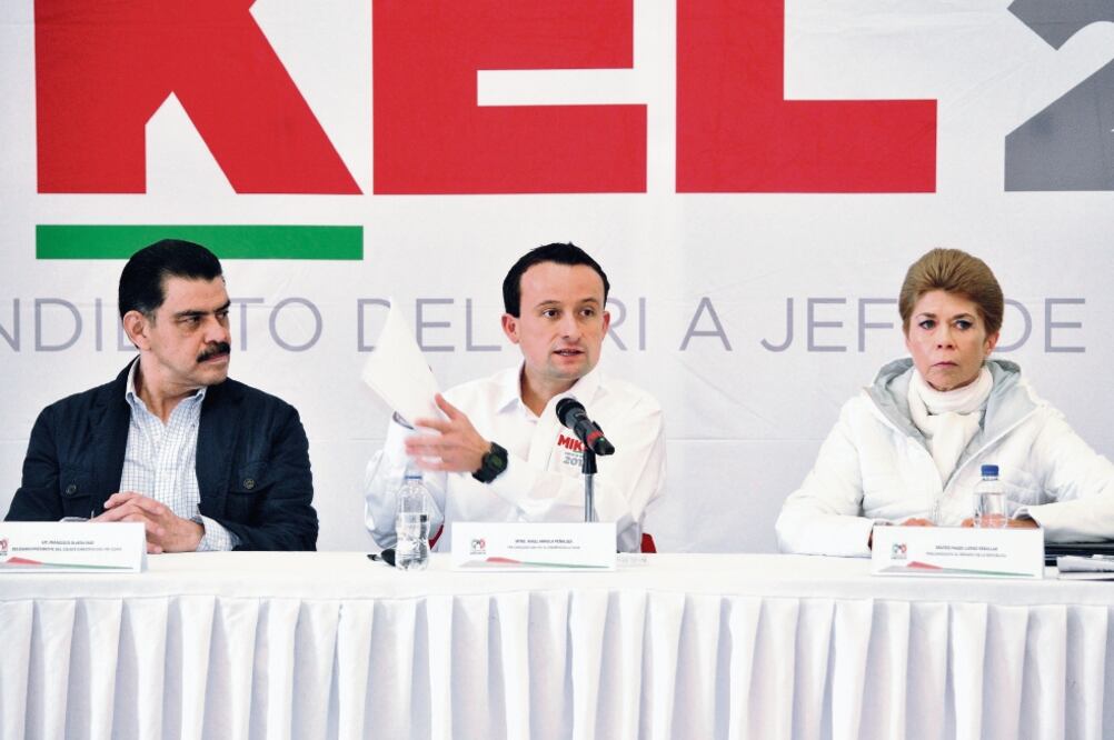 El líder del tricolor en la Ciudad de México, Francisco Olvera, y la precandiadt a al senado, Beatriz Pagés, acompañaron al ex director del IMSS. (CORTESÍA)