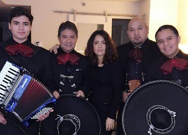 Esposo de Salma Hayek le envió serenata en su aniversario