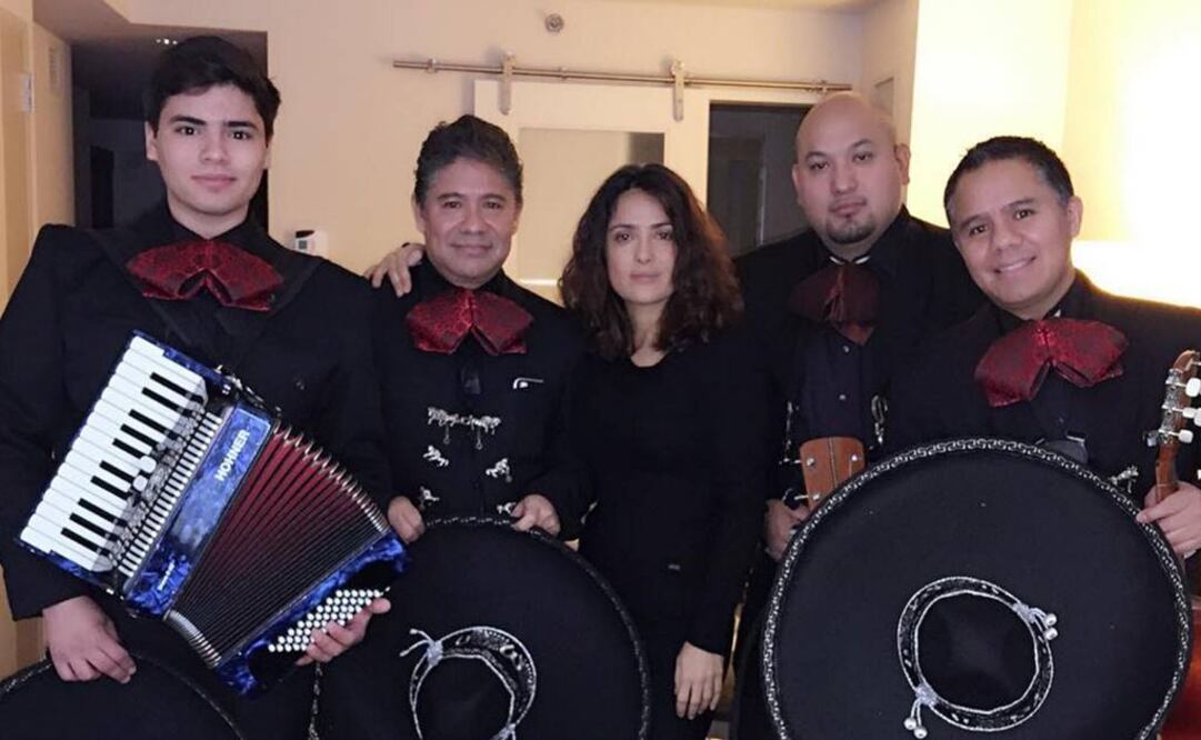 Salma fue sorprendida por los músico en el hotel donde se hospedaba en Nueva York. (FOTO de Instagram: salmahayek)