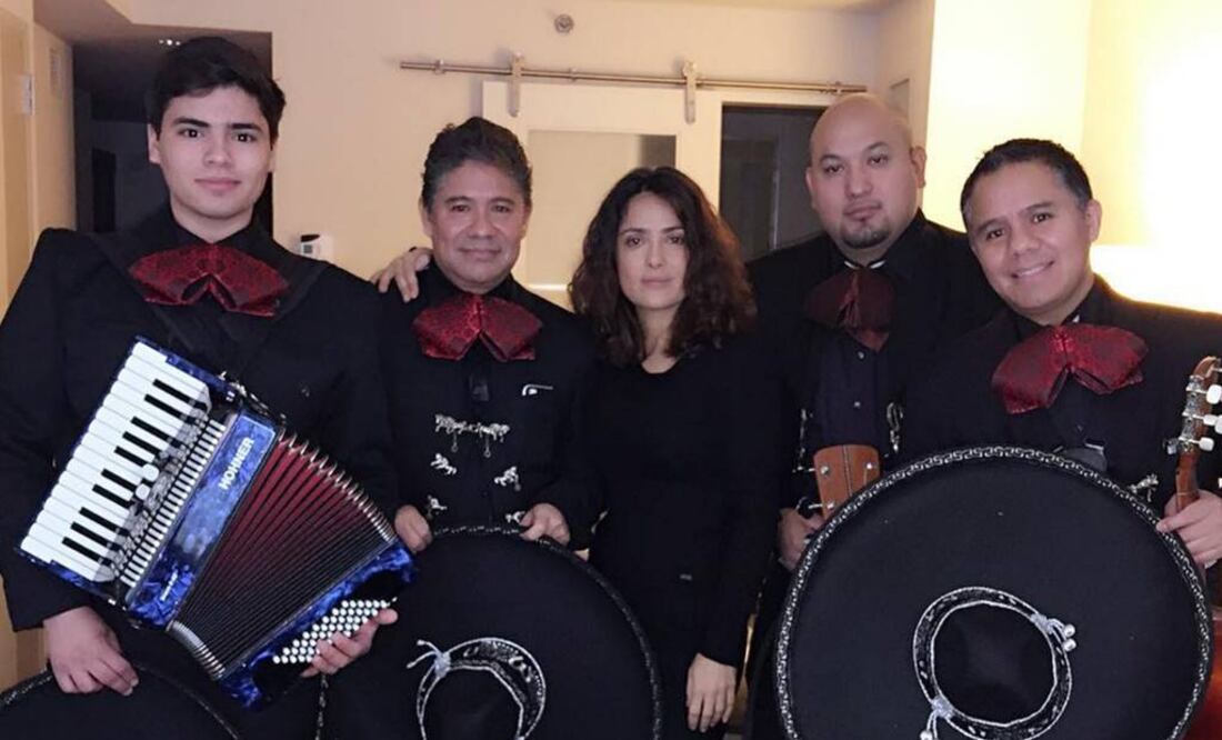 Salma fue sorprendida por los músico en el hotel donde se hospedaba en Nueva York. (FOTO de Instagram: salmahayek)