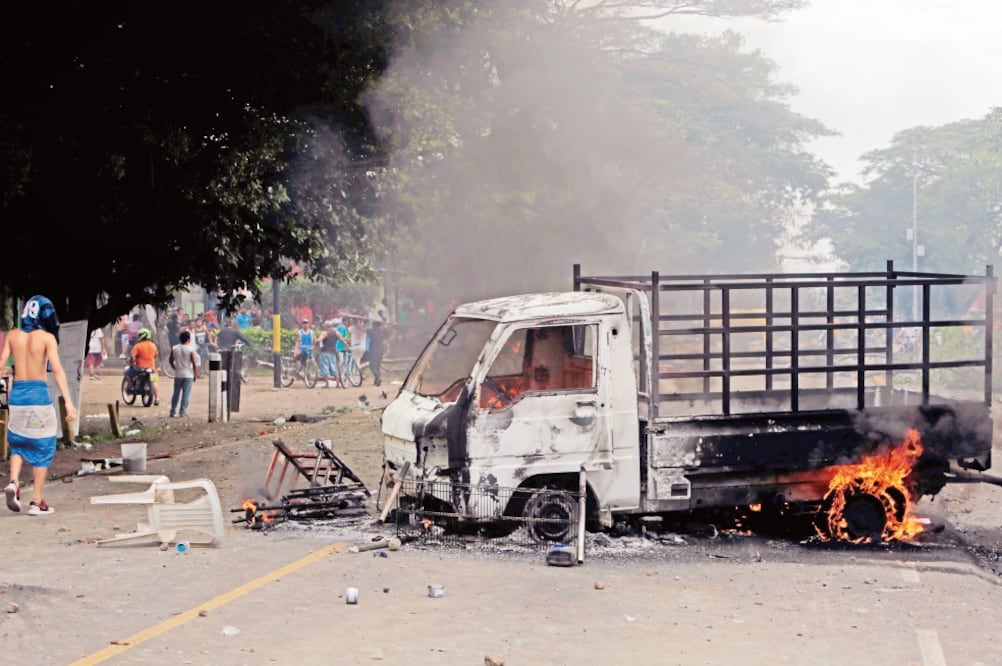 Un camión incendiado durante las protestas de ayer en Masaya, donde según lugareños la policía antimotines los atacó con gases lacrimógenos y armas de fuefo cuando protegían un supermercado de los saqueos. (AFP)