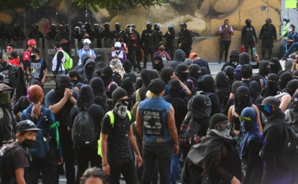 Encapsulan a grupo de encapuchados tras agresiones a policías en marcha por el 2 de octubre
