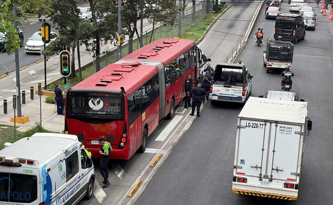 Mujer muere atropellada por unidad del Metrobús en la alcaldía Miguel Hidalgo; autoridades investigan el caso.
Foto: Especial.
