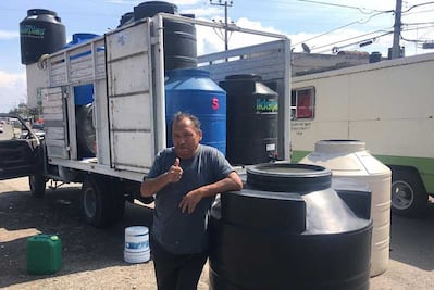 Don Gabriel aprovecha la escasez de agua para vender tinacos en Ecatepec