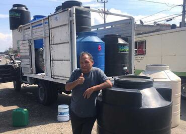 Don Gabriel aprovecha la escasez de agua para vender tinacos en Ecatepec