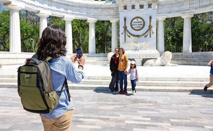 Turistas disfrutan del Hemiciclo a Juárez, en la Alameda, sin vallas