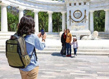 Turistas disfrutan del Hemiciclo a Juárez, en la Alameda, sin vallas