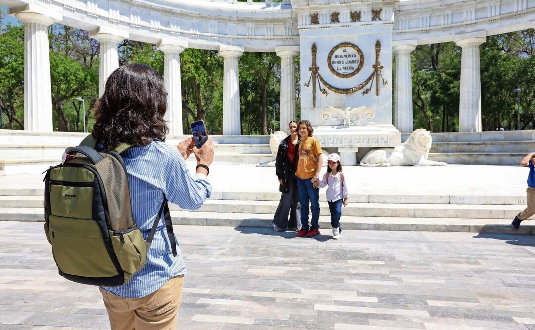 Turistas y capitalinos aprovecharon la falta de vallas para tomarse fotos en el Hemiciclo a Juárez. (17/04/2025) Foto: Axel Sánchez | El Universal