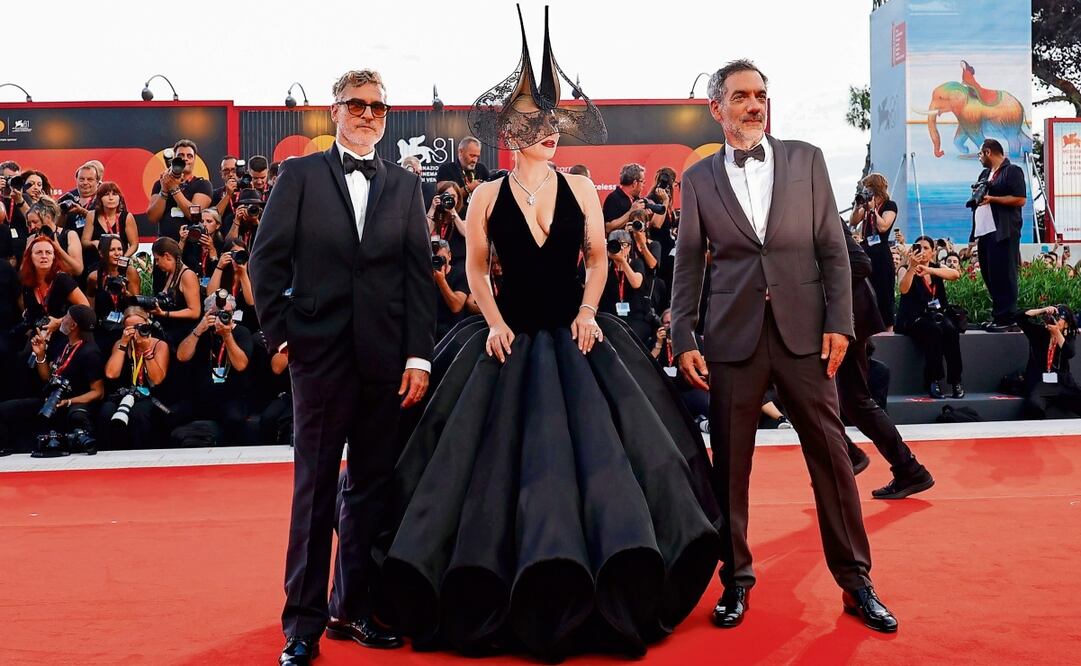 Joaquin Phoenix, Gaga y el director Todd Phillips a su paso por la alfombra roja, en la que saludaron a sus fans. Fotos: EFE y AP