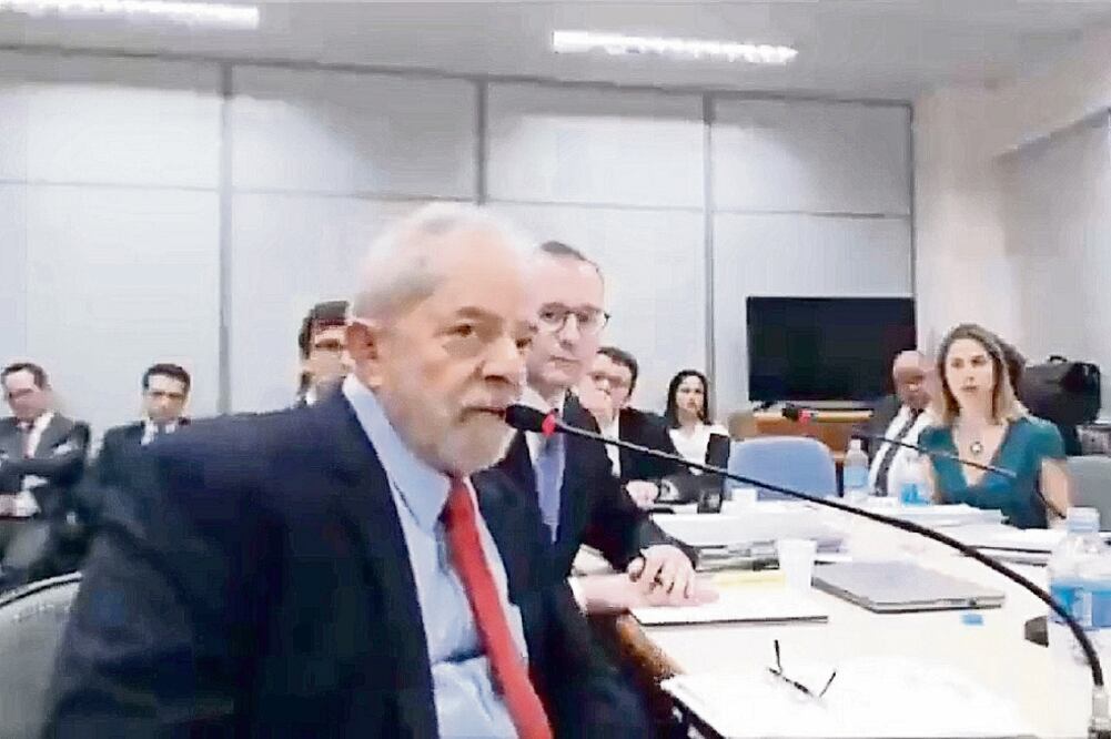 El ex presidente brasileño Luiz Inácio Lula da Silva, durante la audiencia de ayer en Paraná, ante la juez Gabriela Hardt (TOMADA DE VIDEO)