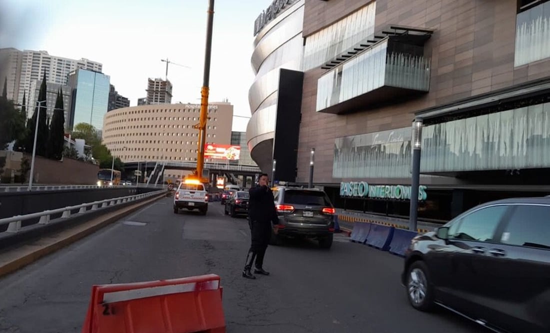 La grúa telescópica realizaría trabajos para el centro comercial Paseo Interlomas durante la madrugada de este 20 de febrero, sin embargo, la máquina habría sufrido una descompostura, por lo que sus operadores no pudieron retirarla al amanecer. Foto: Especial.