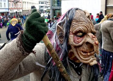 La bruja que castiga mentirosos y otros personajes aterradores de la Navidad