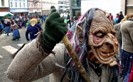 La bruja que castiga mentirosos y otros personajes aterradores de la Navidad