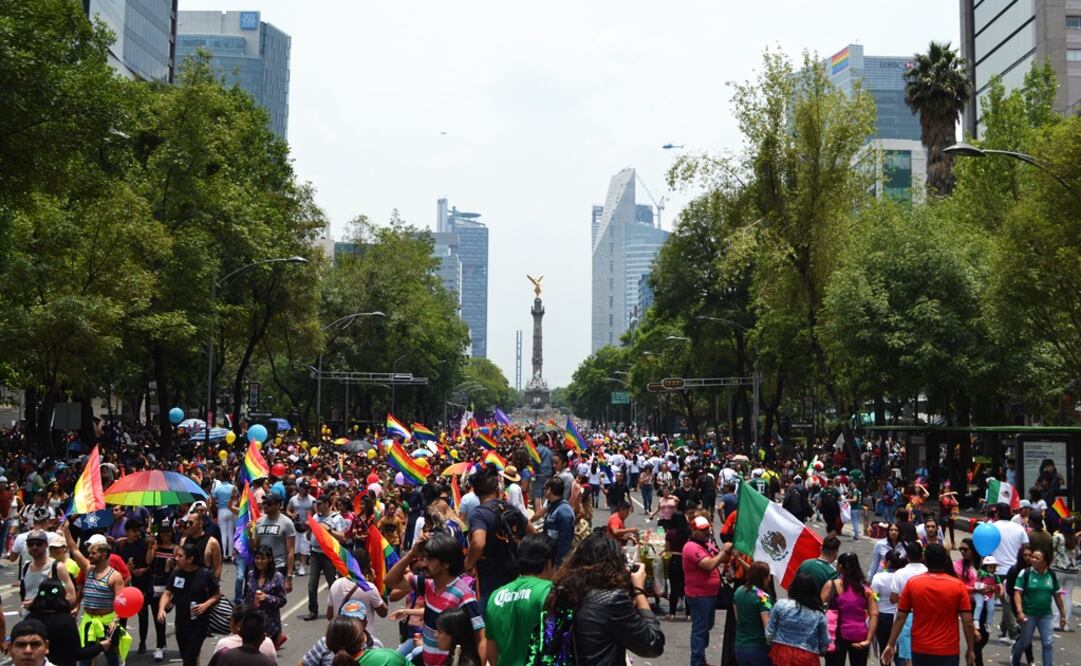 Gay Pride and Soccer fans marching side-by-side on Reforma Avenue - Photo: David Morales
