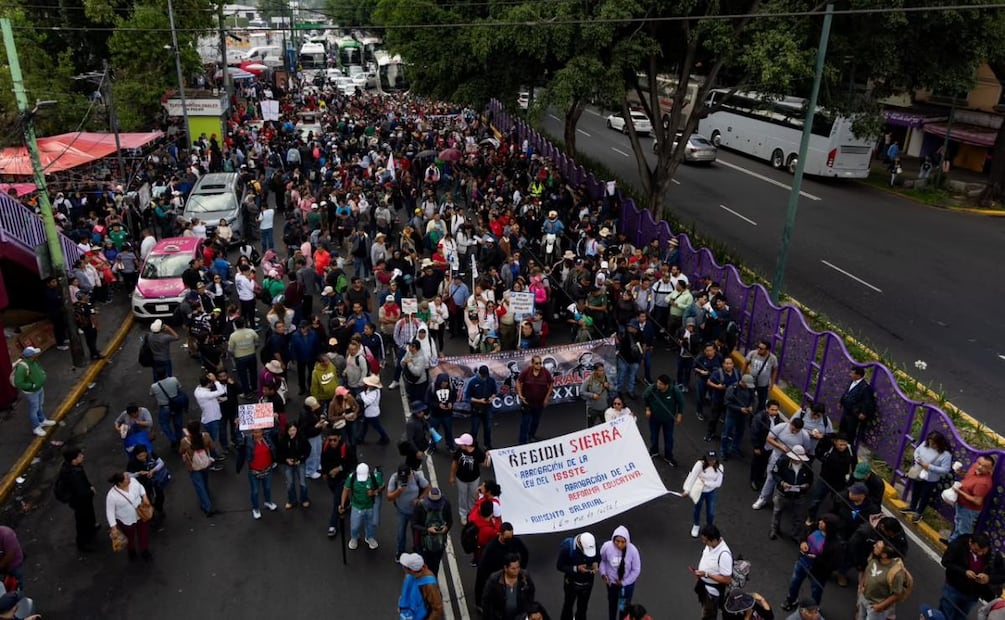 Maestras y maestros de la CNTE avanzan sobre Calzada Taxqueña con el objetivo de llegar al Estadio de la Ciudad de México a unas horas del inicio del Mundial (11/06/2026). Foto: Hugo Salvador / EL UNIVERSAL