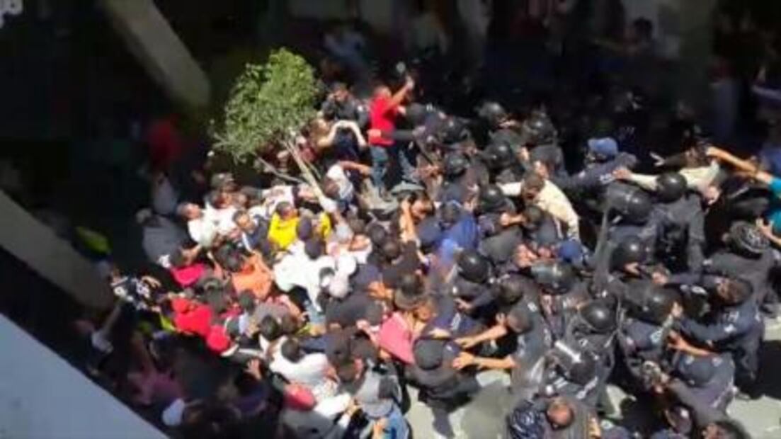 Deja un herido riña entre policías y comerciantes en Pachuca