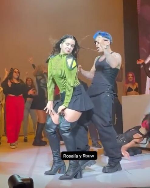 Rauw Alejandro sorprende a Rosalía en pleno escenario y bailan juntos