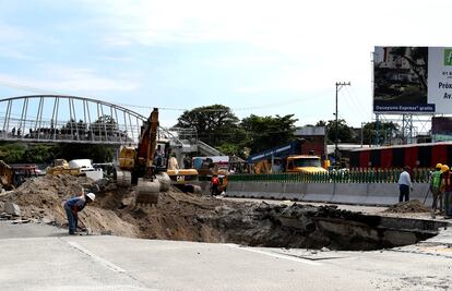 Sanciona SFP a 8 servidores por socavón en Paso Exprés