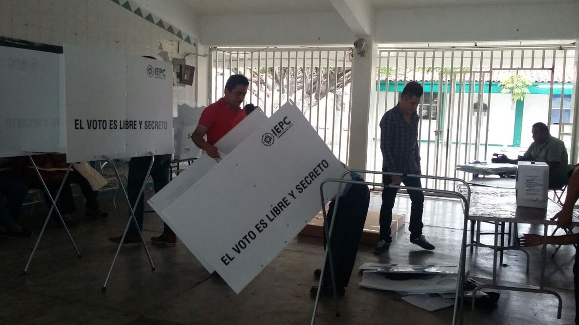 Instalación de casillas (Ramón Romero/EL UNIVERSAL)