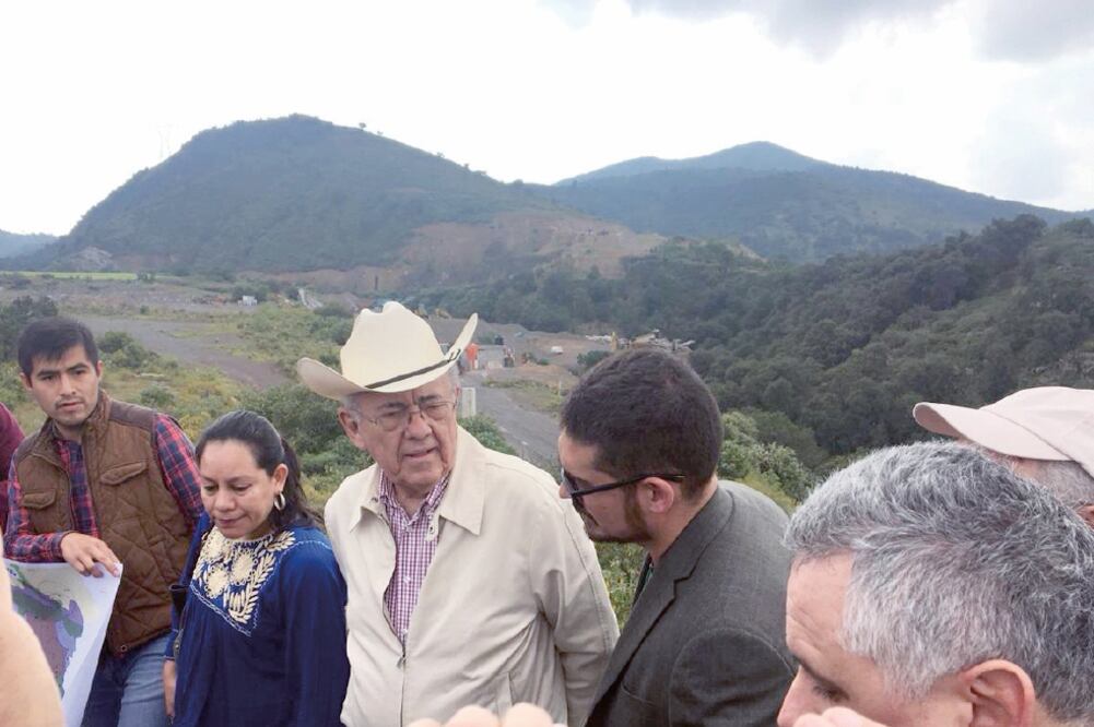 El futuro titular de la SCT, Javier Jiménez Espriú, acompañado de integrantes del Frente de Pueblos en Defensa de la Tierra, realizó un recorrido por la zona donde se construirá el Nuevo Aeropuerto Internacional de México. Foto:  ALBERTO MORALES.