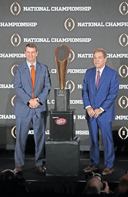Los head coaches: Swinney (izq.) de Clemson, y Saban de Alabama (JOHN BAZEMORE. AP)
