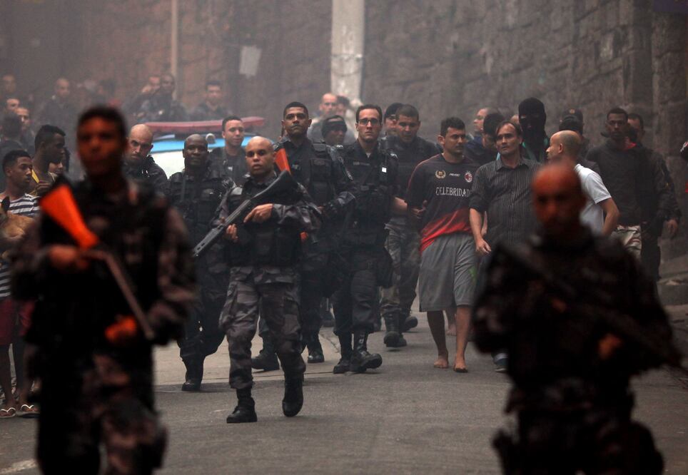 La policía custodia a un grupo de sospechosos hacia una comisaría tras los enfrentamientos en Copacabana e Ipanema (Foto: EFE)