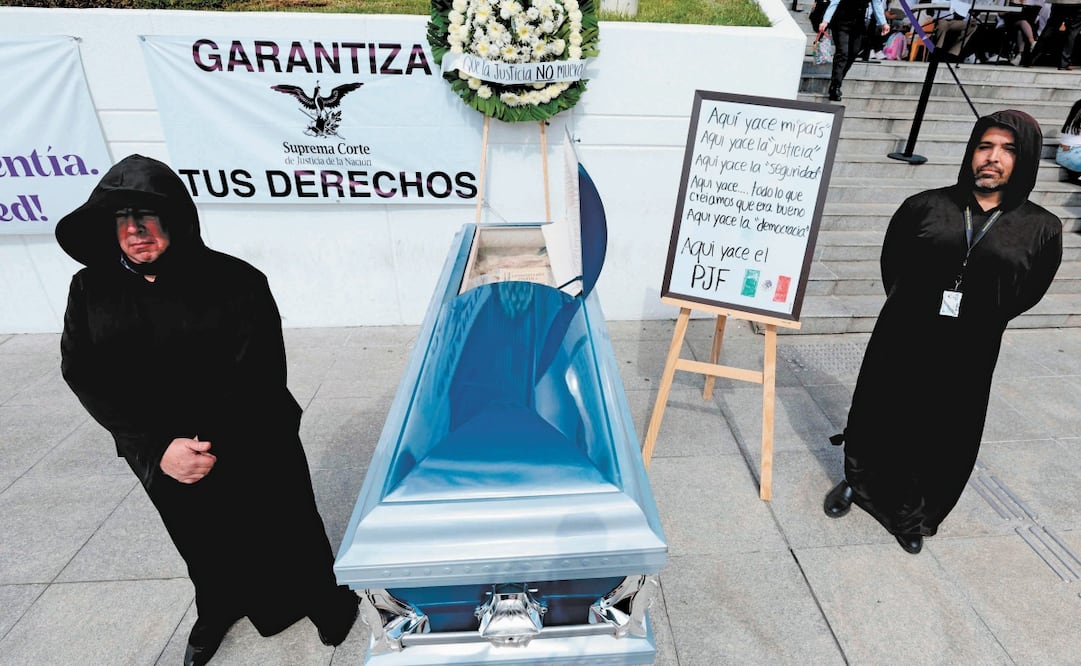 Dos trabajadores del Poder Judicial en Jalisco resguardan un ataúd con una
copia de la Constitución, como parte del paro contra la reforma judicial. Foto: Ulises Ruiz | El Universal