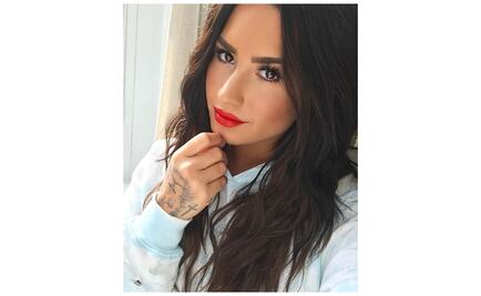 Demi Lovato comparte provocativa foto desde la cama