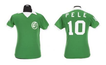 Soccer fans get chance to score in Pele memorabilia auction