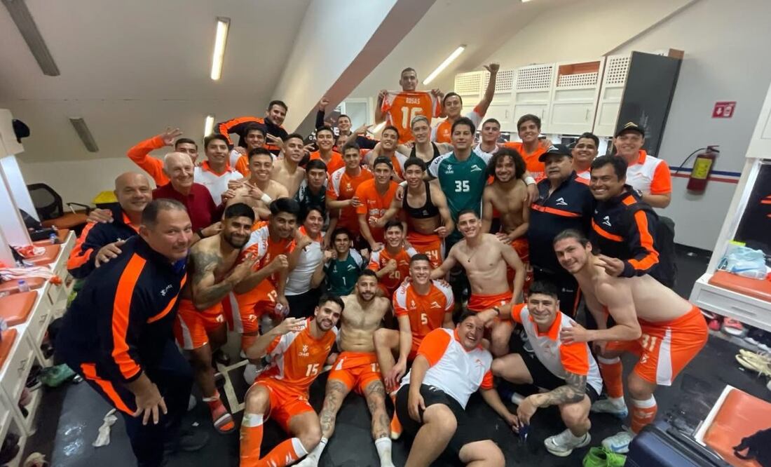 Al ritmo de “Cangrejito playero”, Correcaminos festejó su triunfo sobre la Jaiba Brava. Fotos: de Roberto Iván Aguilar