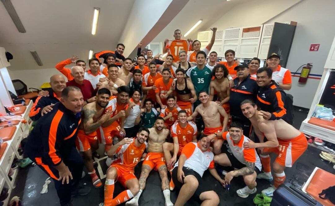 Al ritmo de “Cangrejito playero”, Correcaminos festejó su triunfo sobre la Jaiba Brava. Fotos: de Roberto Iván Aguilar