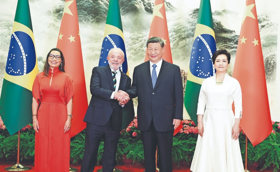 El presidente brasileño, Luiz Inácio Lula da Silva, su esposa, Rosangela da Silva (izq.); el mandatario chino, Xi Jinping, con su cónyuge, Peng Liyuan, en Beijing. Foto: de HUANG JINGWEN. EFE
