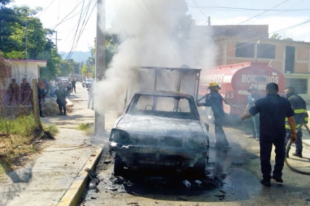 El jueves, en la colonia Postal, fue quemado un camión de la empresa panificadora, mientras que un día antes, en la colonia Unidos por Guerrero, presuntos delincuentes intentaron incendiar otra camioneta. Foto: ESPECIAL