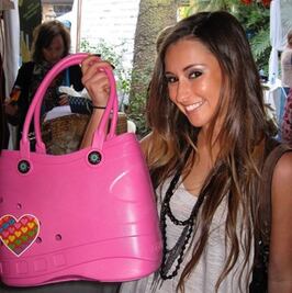 Estos bolsos inspirados en Crocs se hacen virales en redes sociales