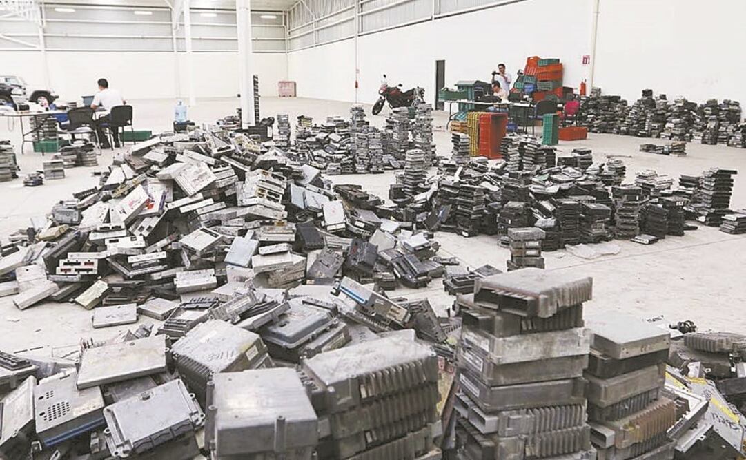 La Fiscalía de Jalisco, tras recuperar el pasado 30 de mayo las casi 14 mil computadoras de auto robadas, inició un proceso de clasificación. Desde el pasado 13 de junio, la dependencia inició un plan para devolver las autopartes. CORTESÍA 